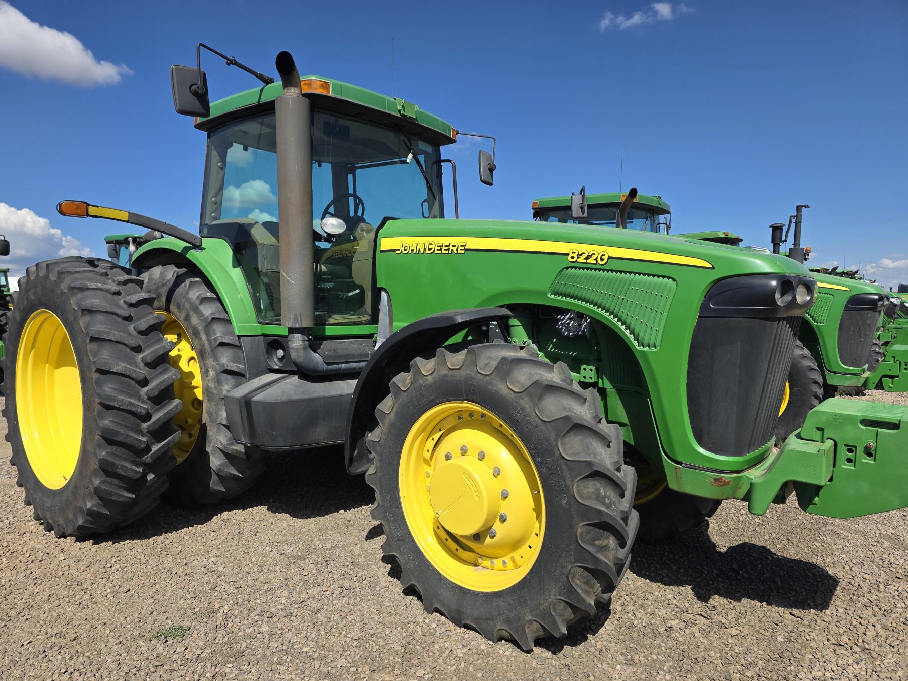 TRACTOR JOHN DEERE 8220